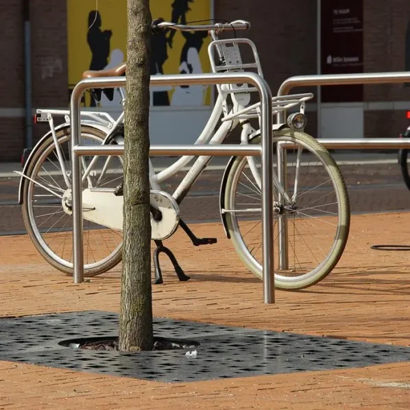 Stojan na bicykle AROS s zaobleným rohom, povrchovo upravená oceľ