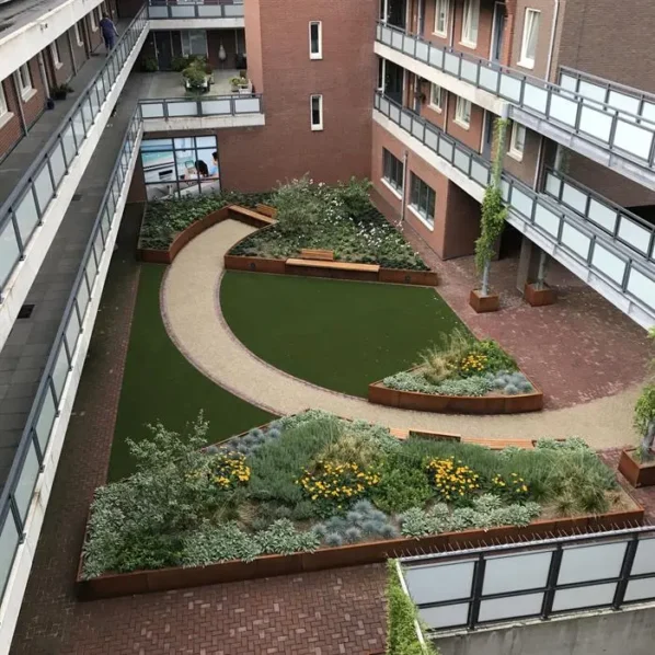 Oporný múr z corténovej ocele, úzky horný okraj, vnútorný roh