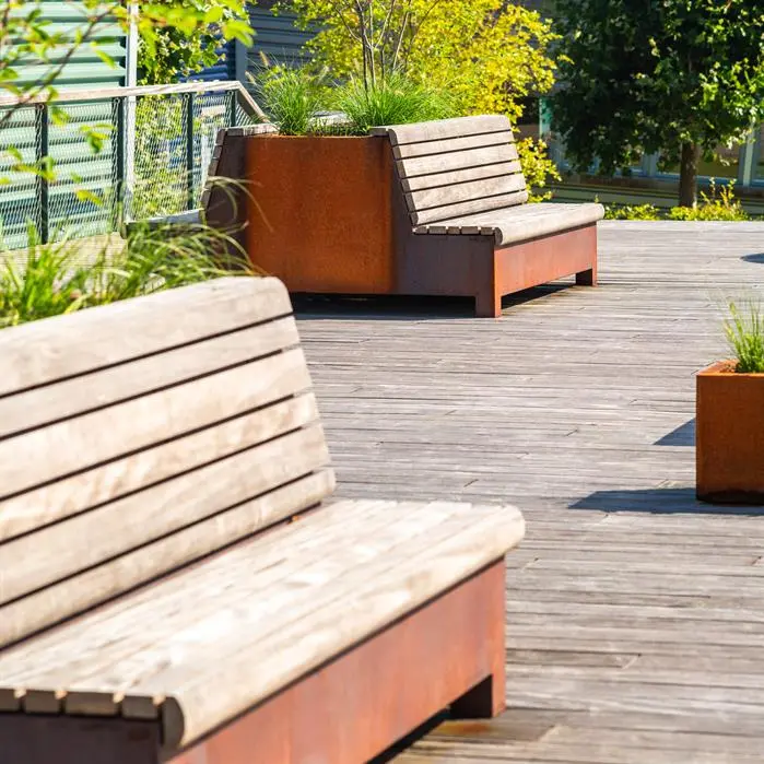 Záhradné lavice a lavičky ako dizajnový prvok exteriéru