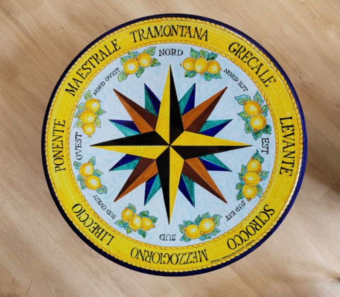 Rosa dei Venti, ručne maľovaný okrúhly stôl z lávového kameňa