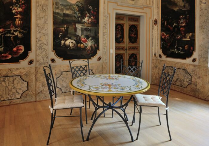 Settecento, ručne maľovaný okrúhly stôl z lávového kameňa