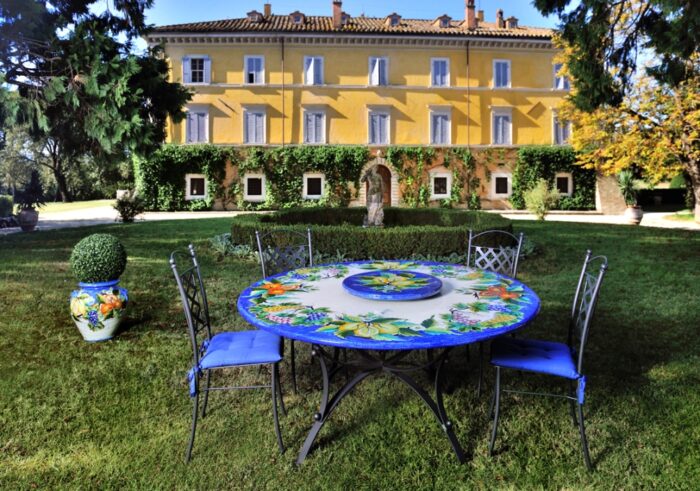 Frutta Rosy, ručne maľovaný okrúhly stôl z lávového kameňa