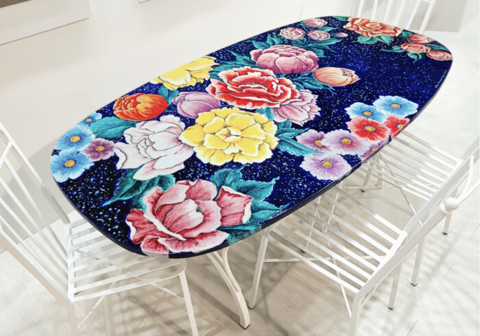 Peonie, ručne maľovaný oválny stôl z lávového kameňa